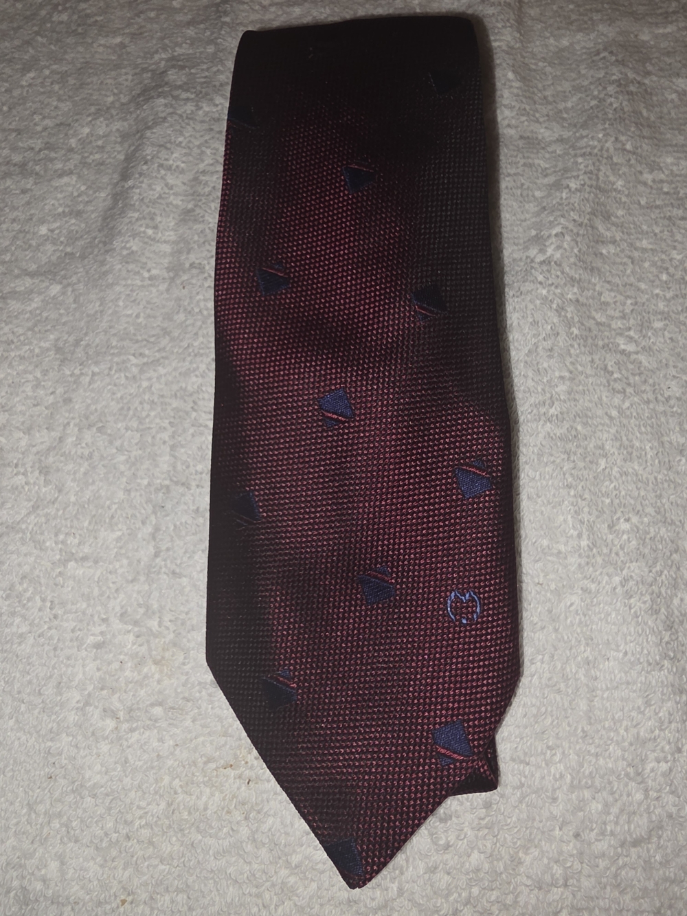 Men's Burgundy Woven Tie with Navy Motif